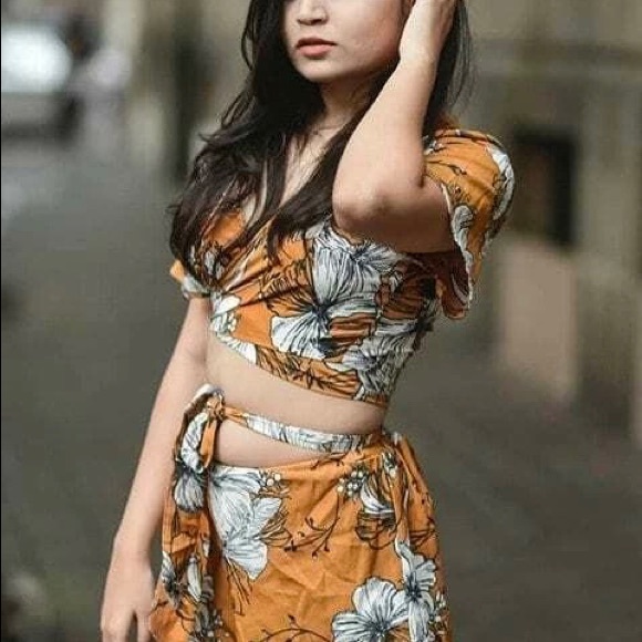 NWOT Floral Crisscross Tie Back Crop Top - Picture 4 of 8